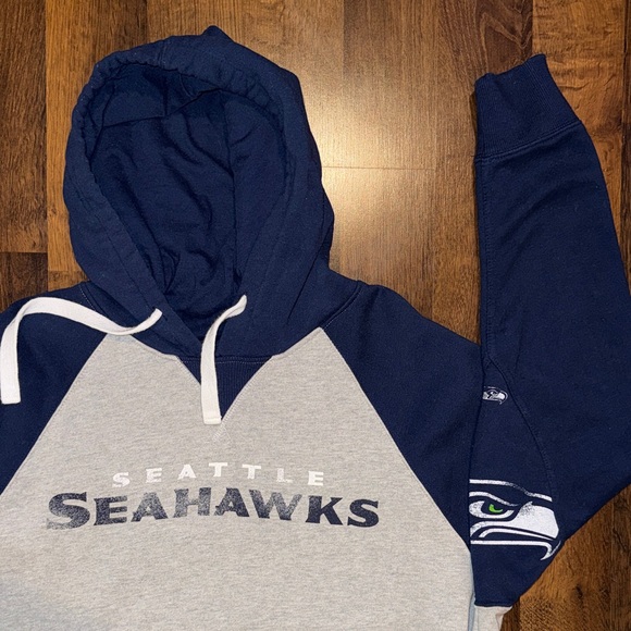Men's Seattle Seahawks Hands High Pullover Hoodie (size XL) - Picture 3 of 7